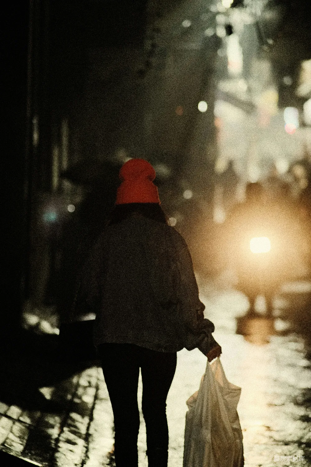 高清摄影 街上一个人手持雨伞行走