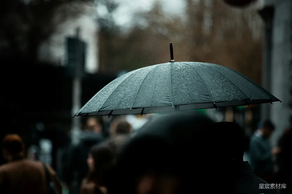 高清摄影 街边一把遮雨伞为人们挡雨的场景