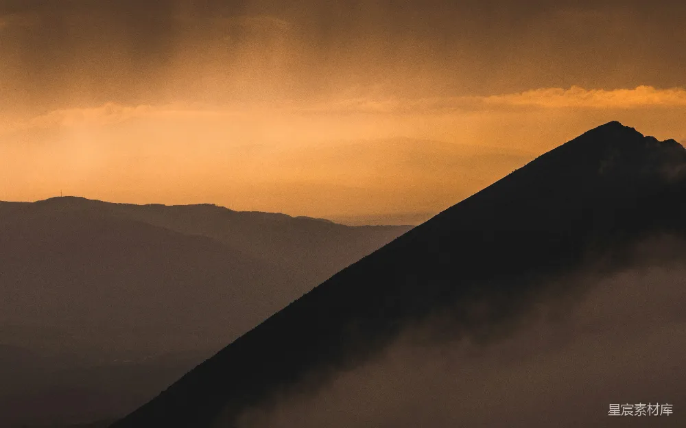 高清摄影 夕阳下的山影