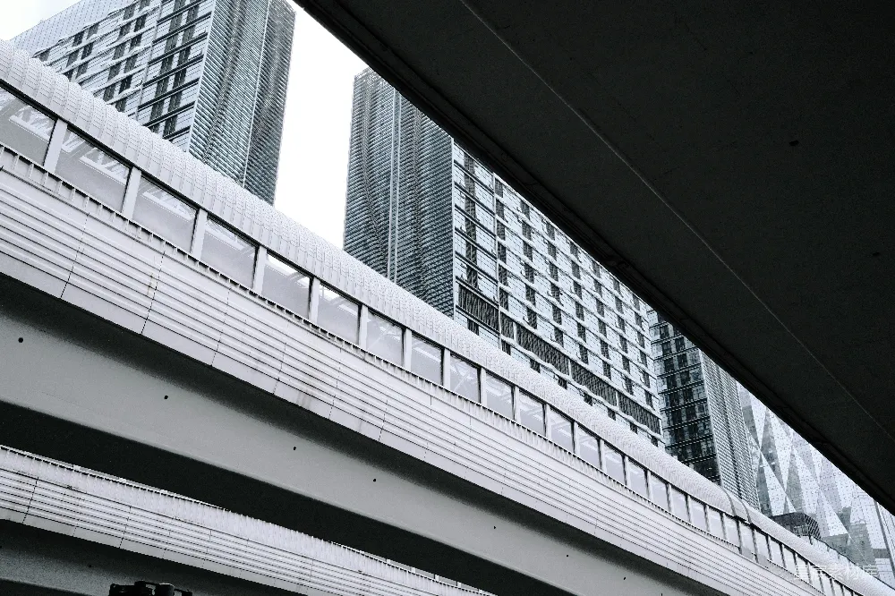 高清摄影 街道旁高建筑物旁边的一盏交通灯