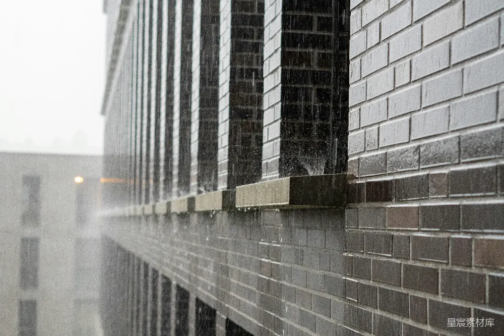 高清摄影 雨倾盆而下，落在一幢砖砌建筑上。
