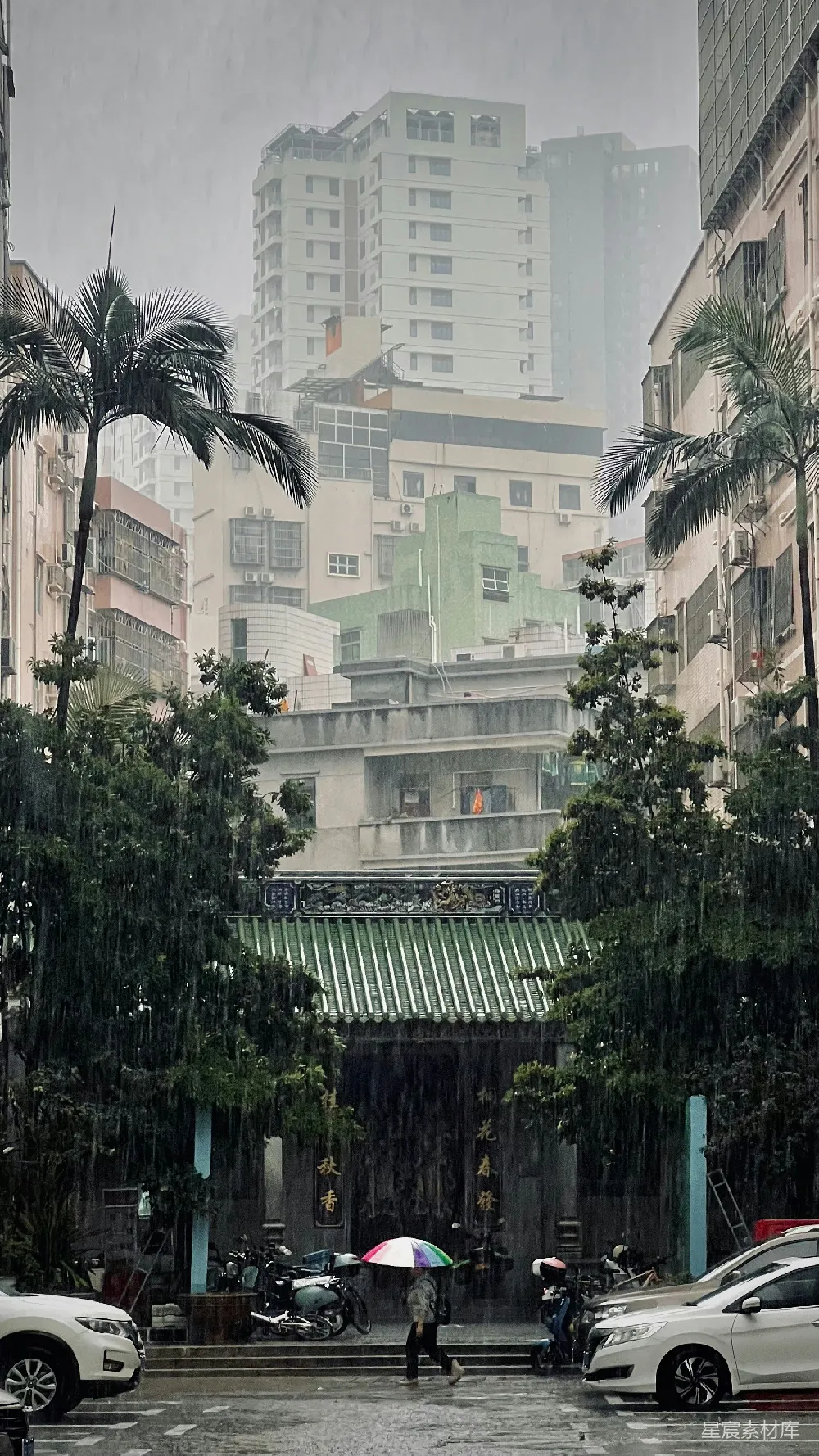 高清摄影 撑伞的人在雨中行走