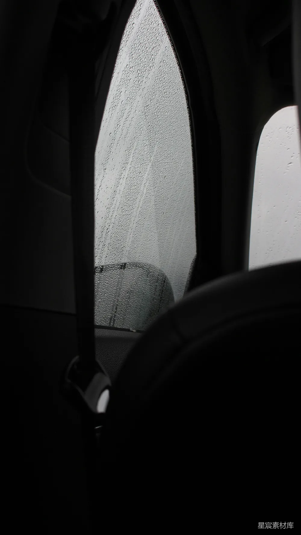 高清摄影 汽车侧面的雨滴状车镜
