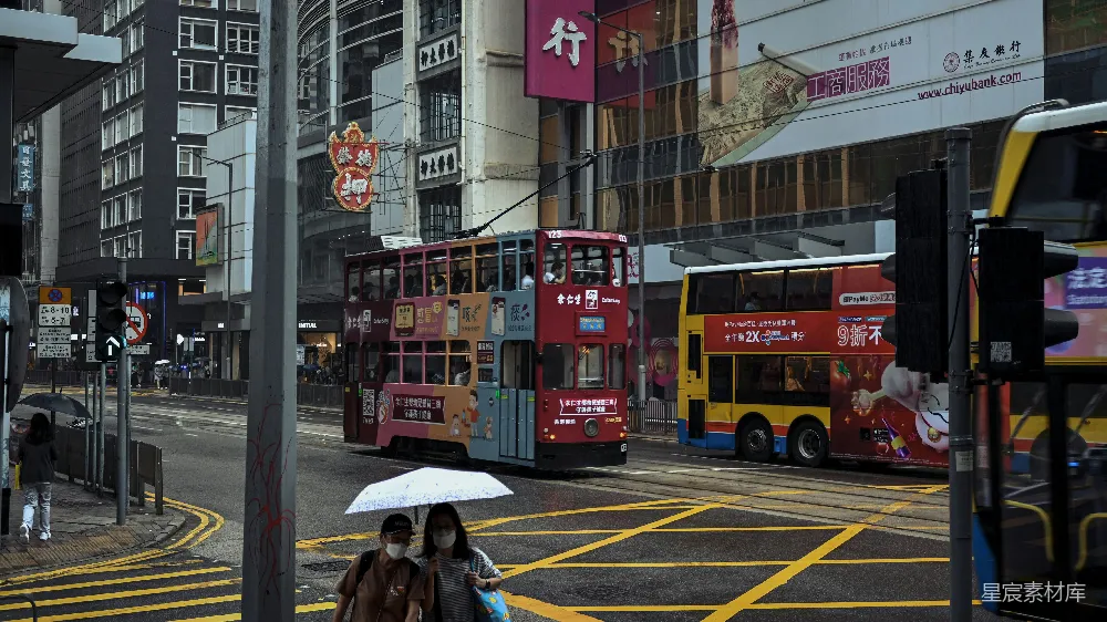 高清摄影 几辆停在街上的公交车