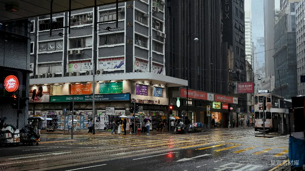 高清摄影 一条繁忙的街道旁边耸立着高楼大厦