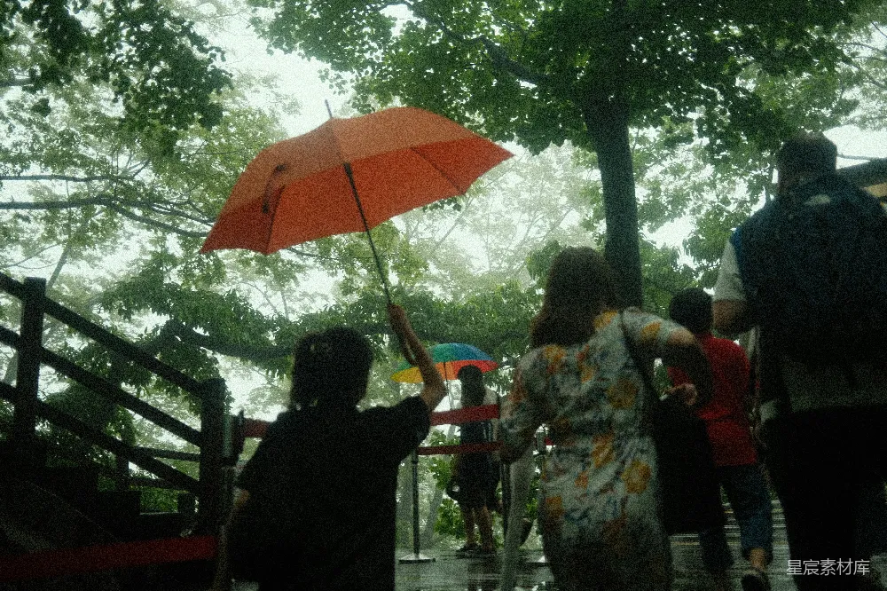 高清摄影 一群人走在街上撑着伞