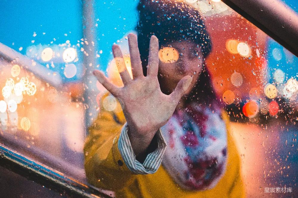 高清摄影 右手按在湿润玻璃上的女人