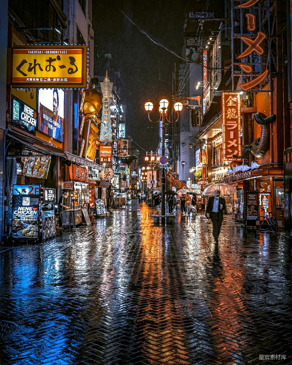 高清摄影 夜晚一个人在湿漉漉的街道上行走