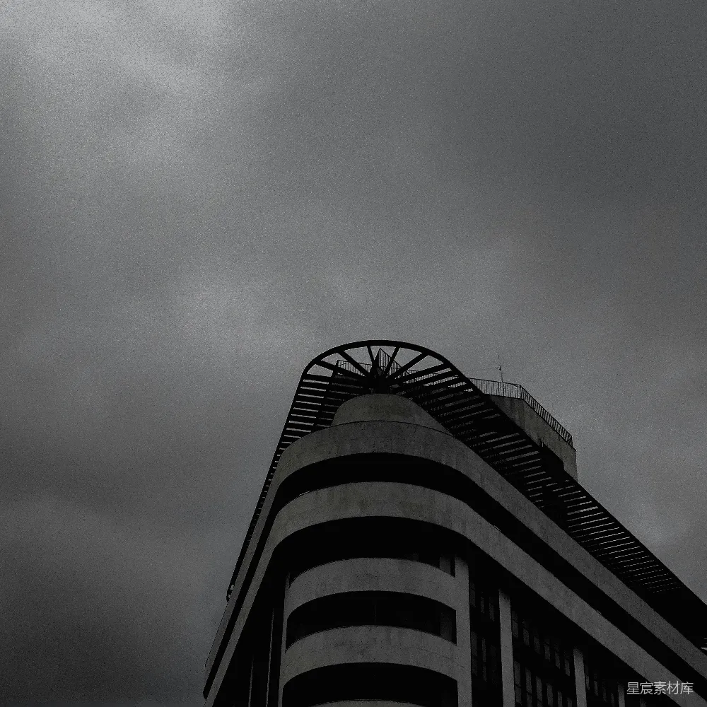 高清摄影 灰度照片中的建筑 beneath 云层 skies