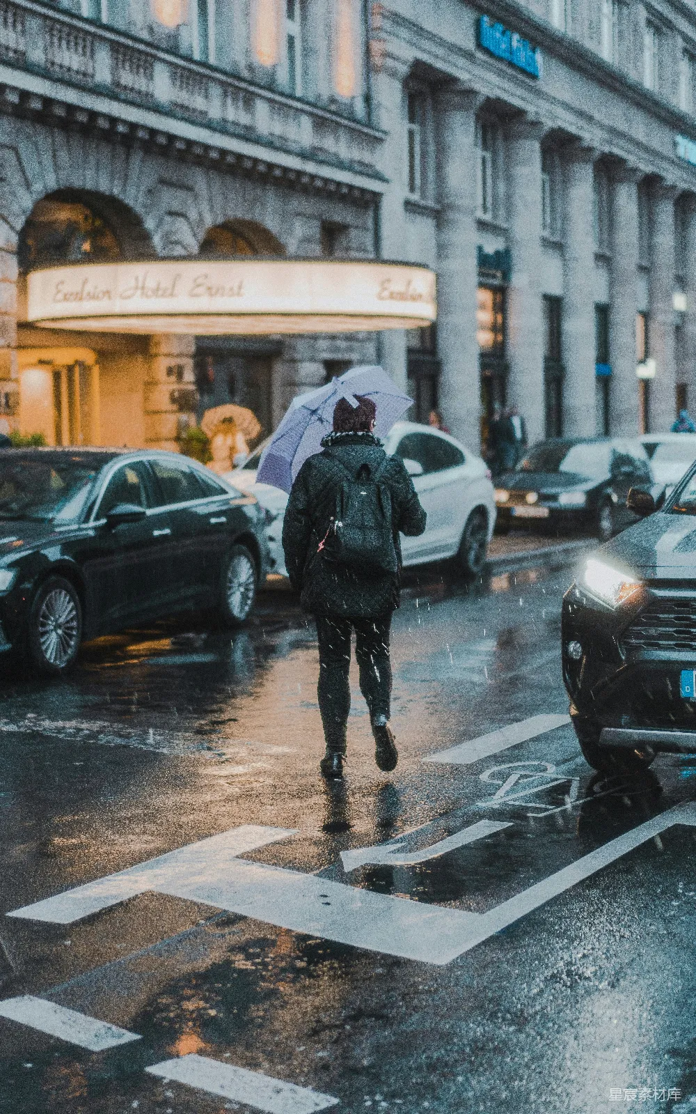 高清摄影 一个男人在雨中打着伞行走。