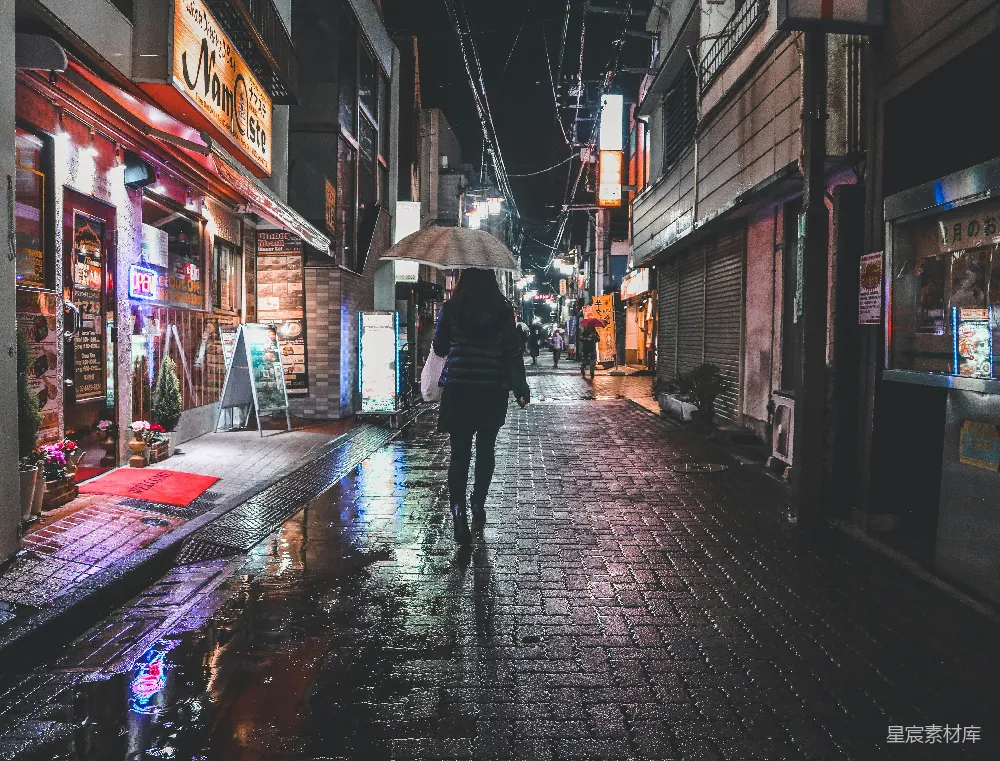 高清摄影 一个女人走在街上拿着伞