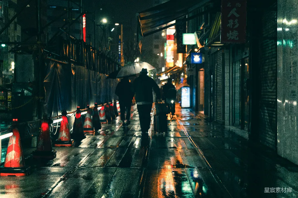 高清摄影  一个男子走在街上拿着雨伞