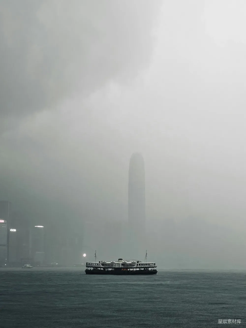 高清摄影 一艘大船漂浮在一大片水体之上