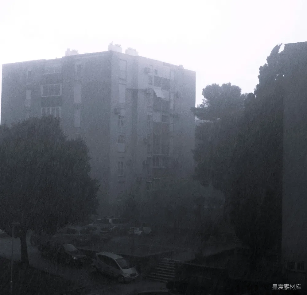 高清摄影 雨中停满汽车的停车场