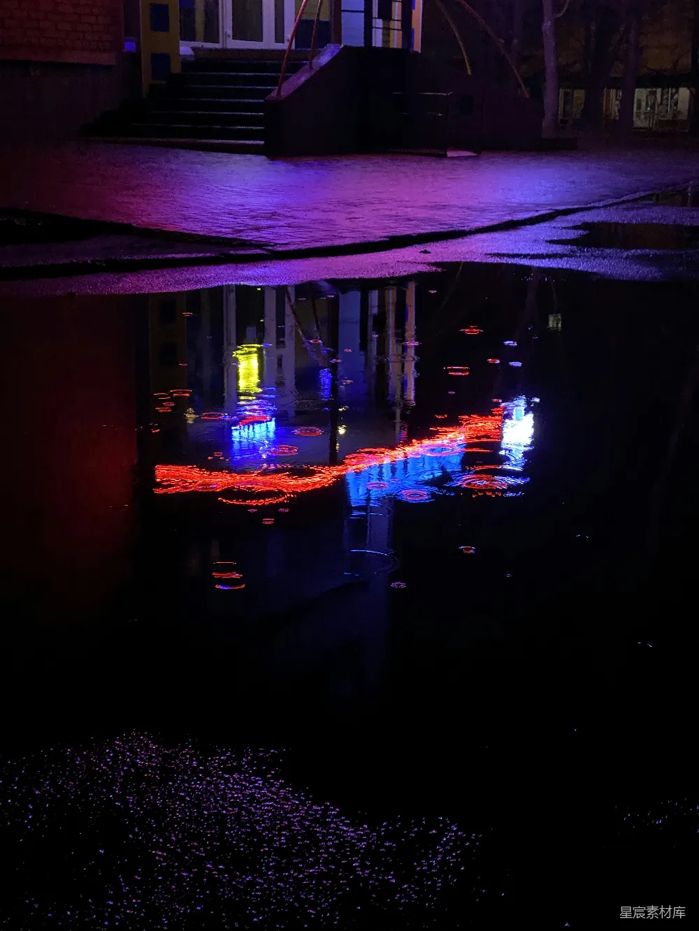 高清摄影 黑色轿车夜间停在建筑物附近。