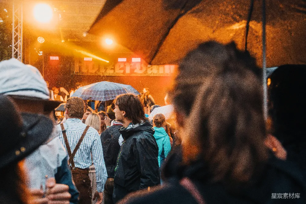 高清摄影 雨中音乐会的人们撑着伞。
