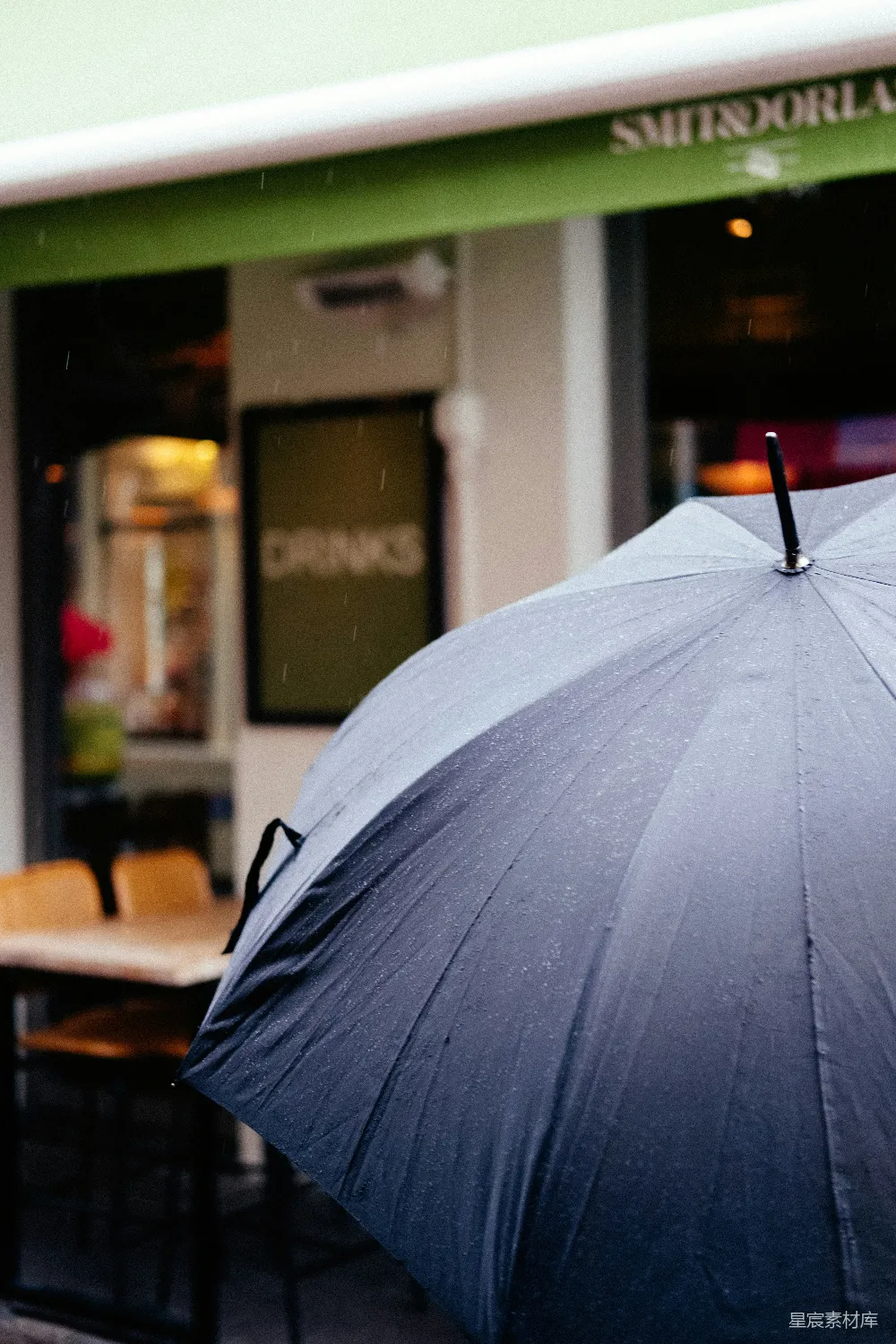 高清摄影 商店前面的黑色雨伞