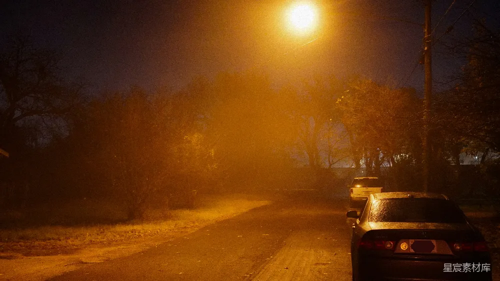 高清摄影 夜幕下一辆车停在路边。
