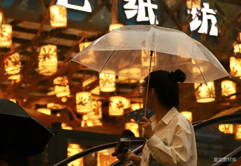 高清摄影 一个女人在建筑物前撑着伞