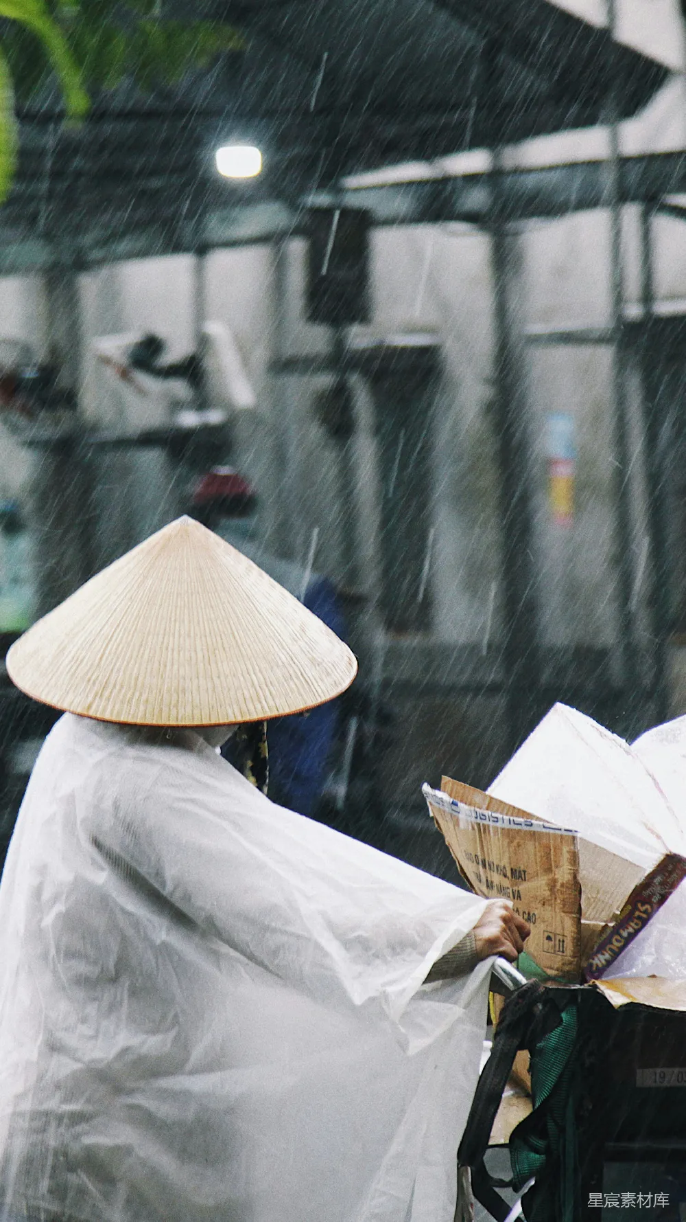高清摄影 白伞放在棕色木桌之上