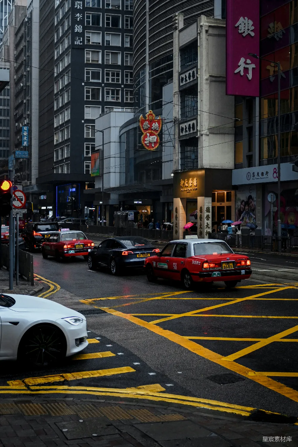 高清摄影 一条街道挤满了车辆旁边是高大的建筑物