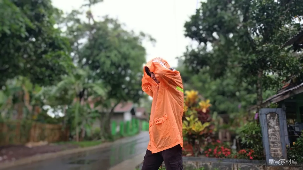 高清摄影 一个人走在街上撑着伞