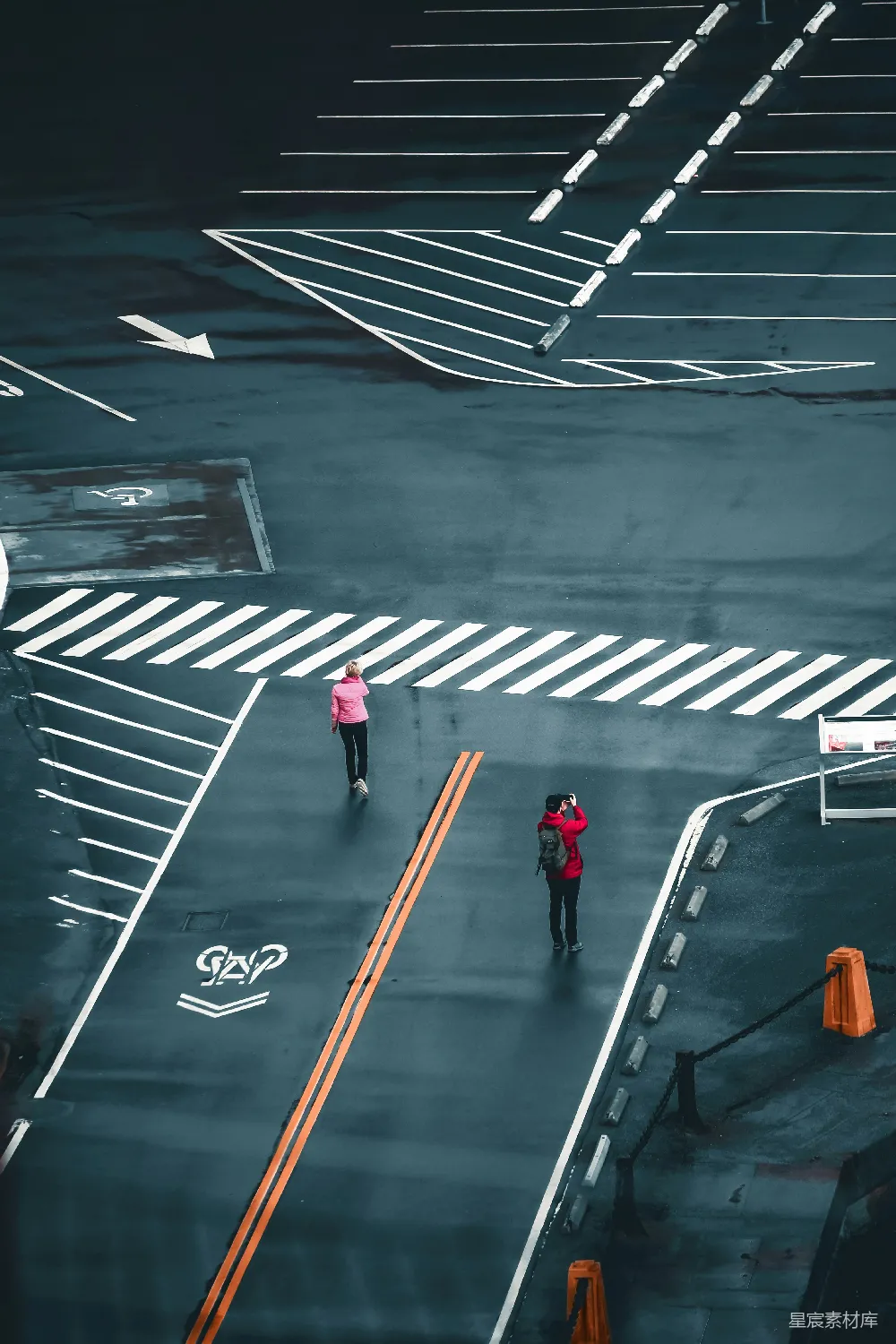 高清摄影 路旁两人站在空中照片中的画面