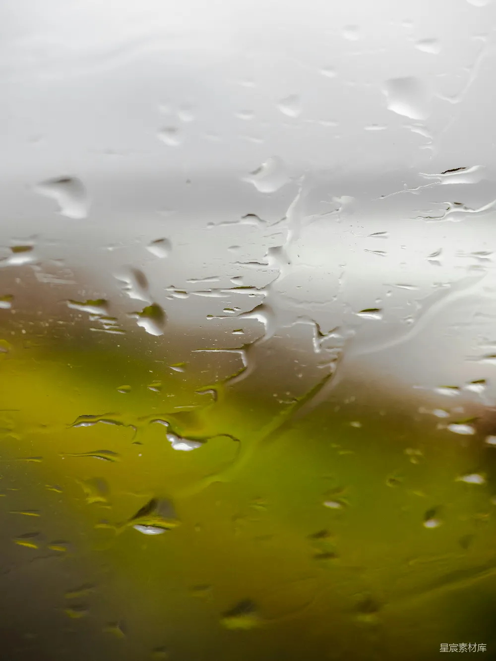 高清摄影 模糊背景中滴落的雨滴