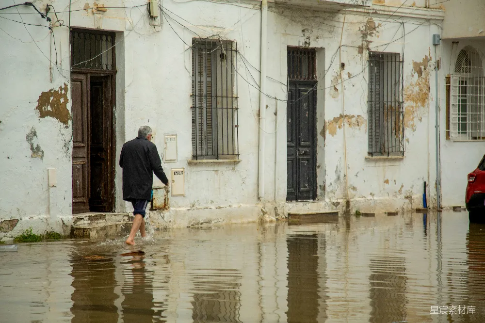 高清摄影 行人走在前面有旧建筑的 flooded 街道上