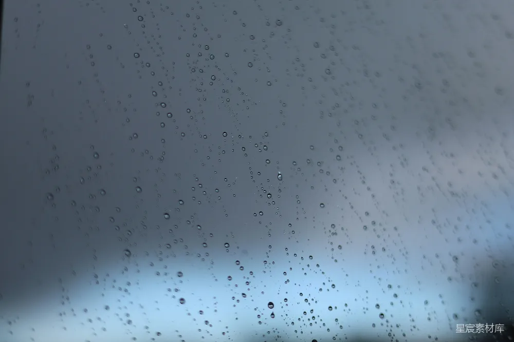 高清摄影 雨滴在窗玻璃上，天空乌云密布。