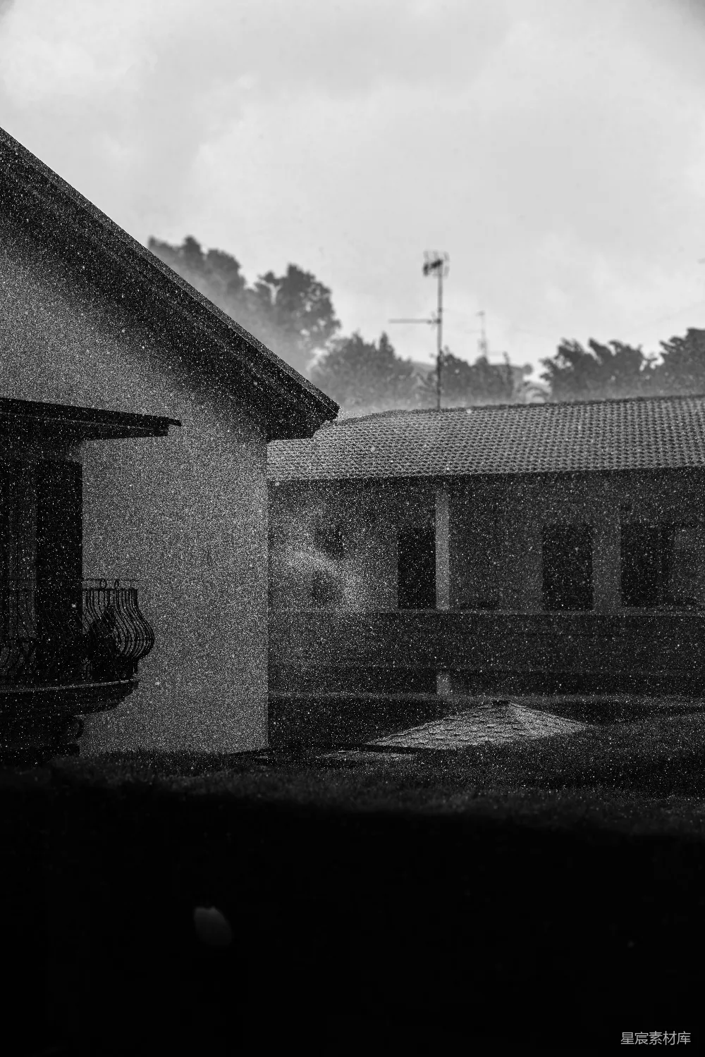 高清摄影 暴风雨中雨水落在房屋和树木上。