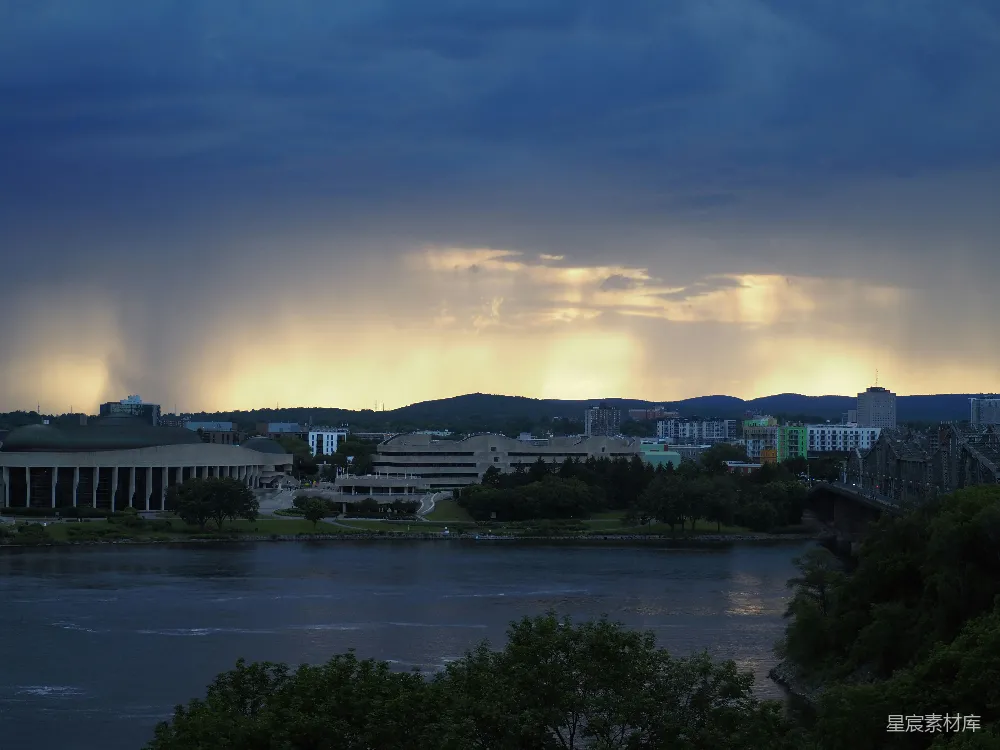 高清摄影 雨落在一座城市的天际线和河边的夕阳下。