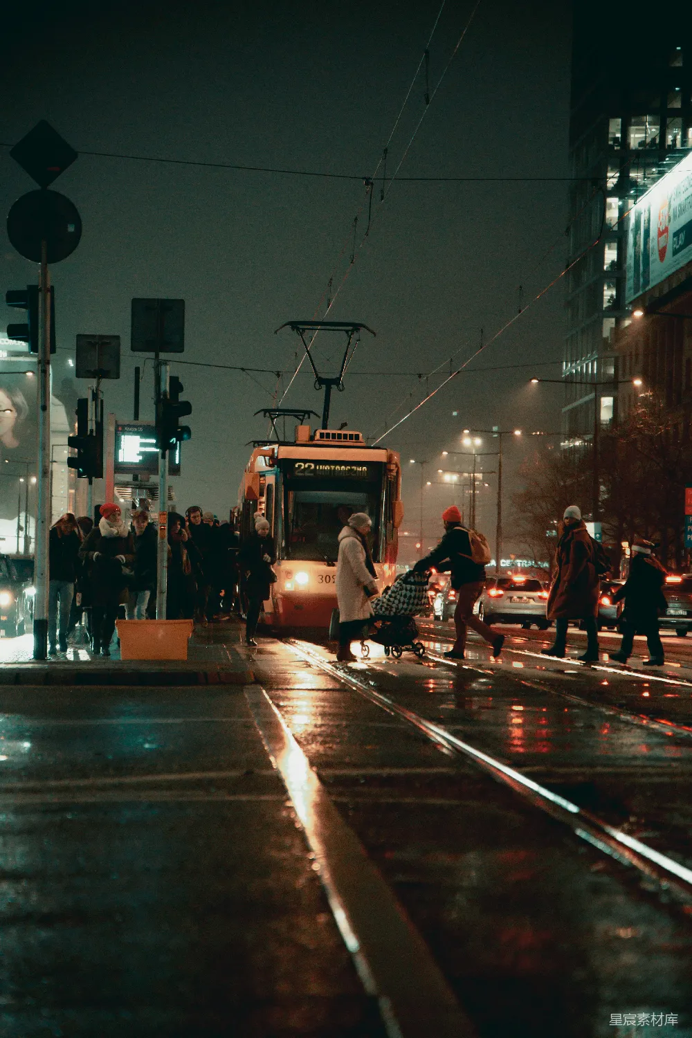 高清摄影 夜晚城市街道上的有轨电车在街上运行