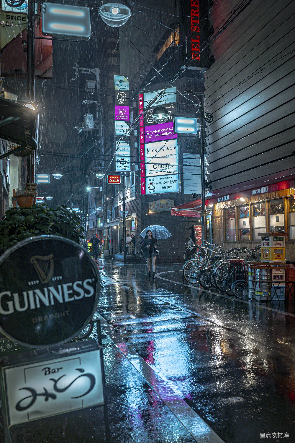 高清摄影 城市里一个下雨的夜晚行人走在街上