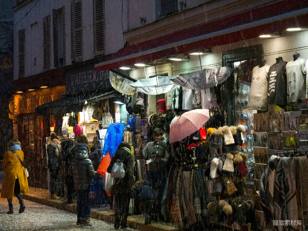 高清摄影 近建筑物的服装店浏览的人们