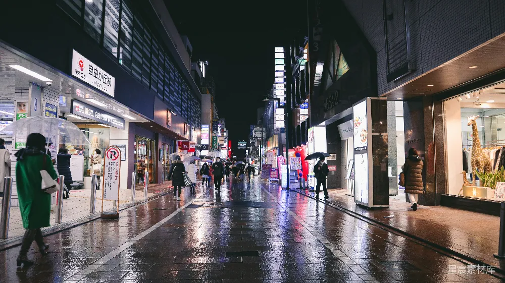 高清摄影 一群人在夜晚走在街上