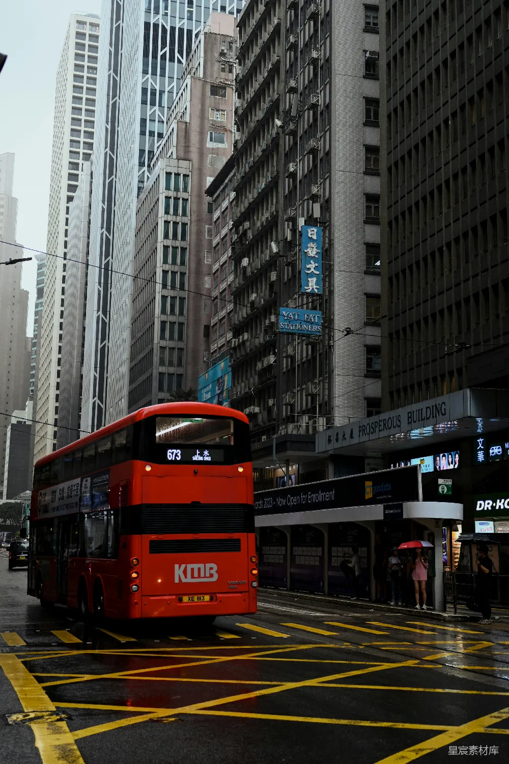 高清摄影 一辆红色的双层巴士正在城市街道上行驶。