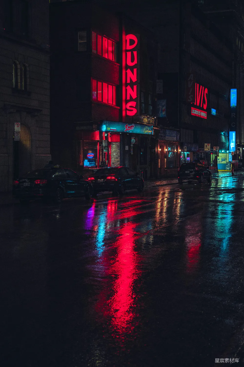 高清摄影 夜晚的城市街道，车辆停在路边。