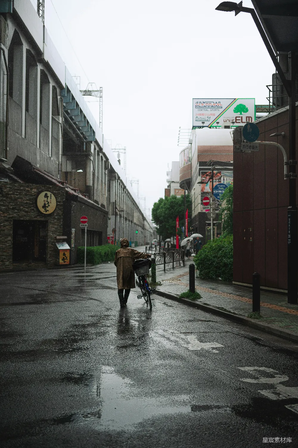 高清摄影 街上一个人手持雨伞行走