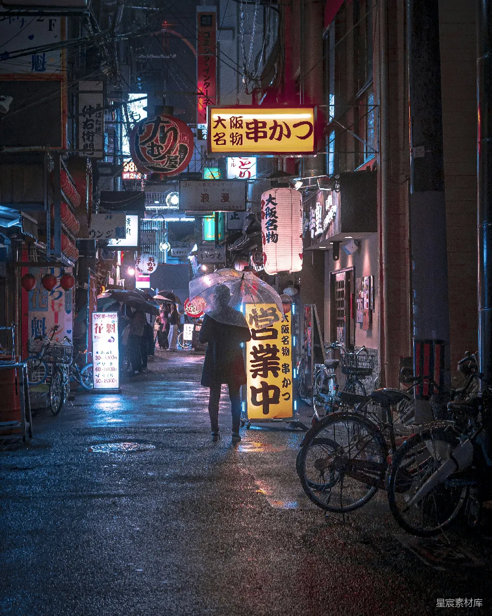 高清摄影 一个人走在街上拿着雨伞