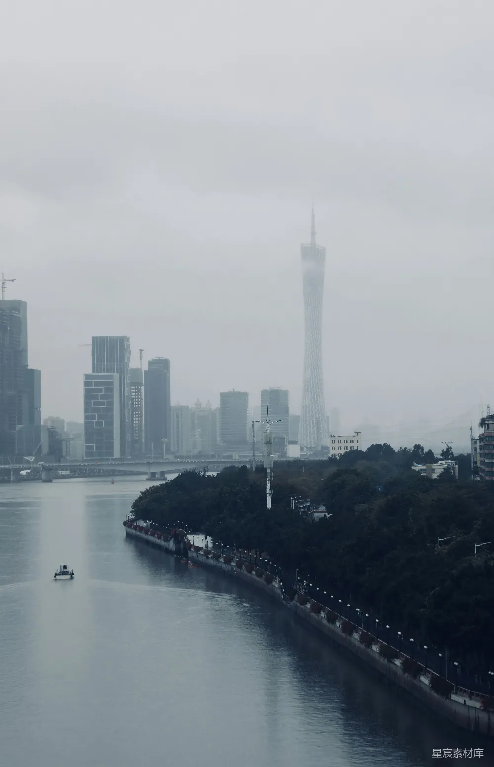 高清摄影 背景中有城市的水域