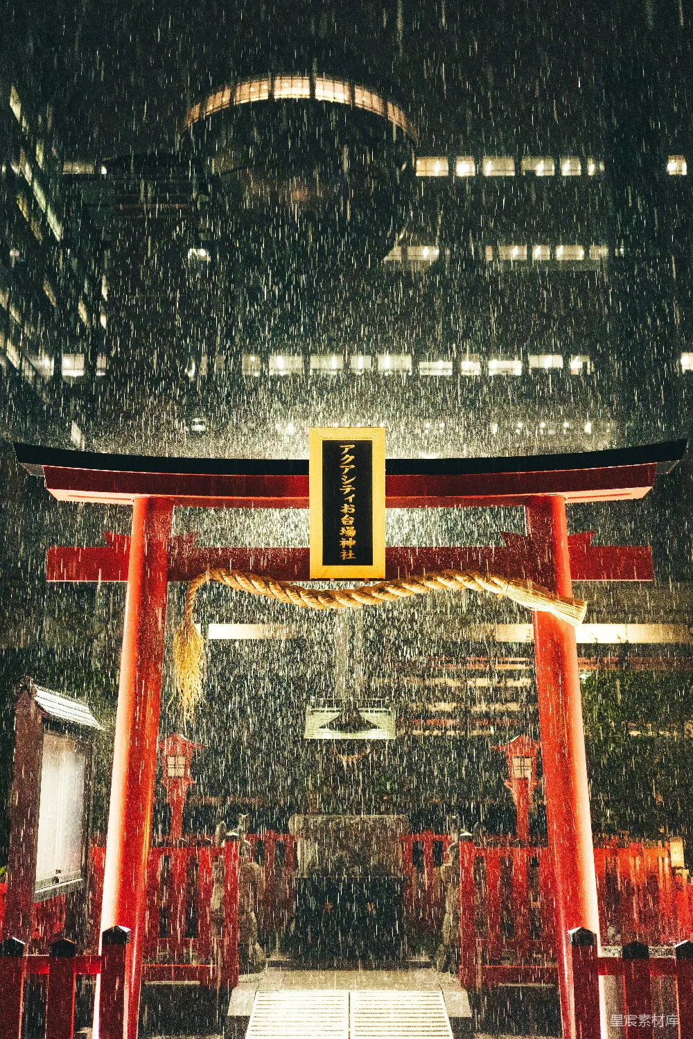 高清摄影 夜雨中的红柱神门。