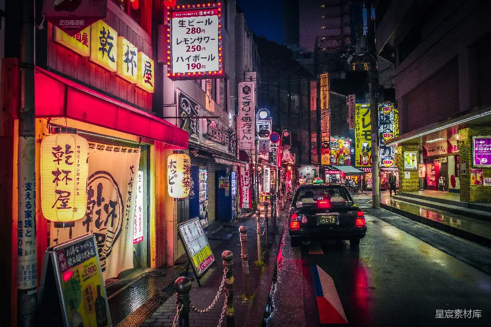 高清摄影 夜晚一辆汽车在城市街道上行驶