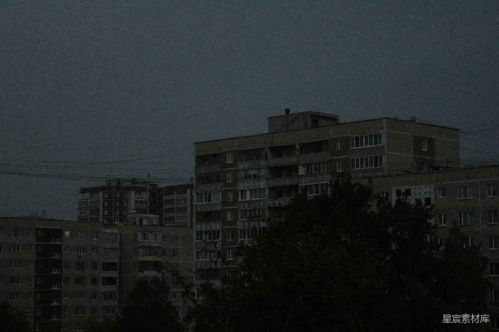 高清摄影 满月高悬在城市之上