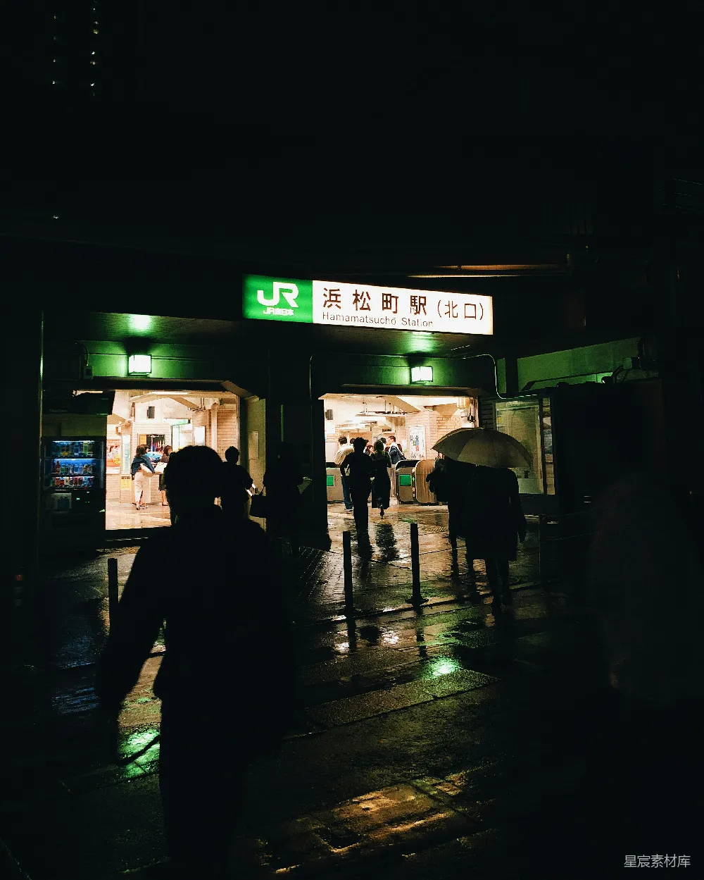 高清摄影 夜间行人走在人行道上