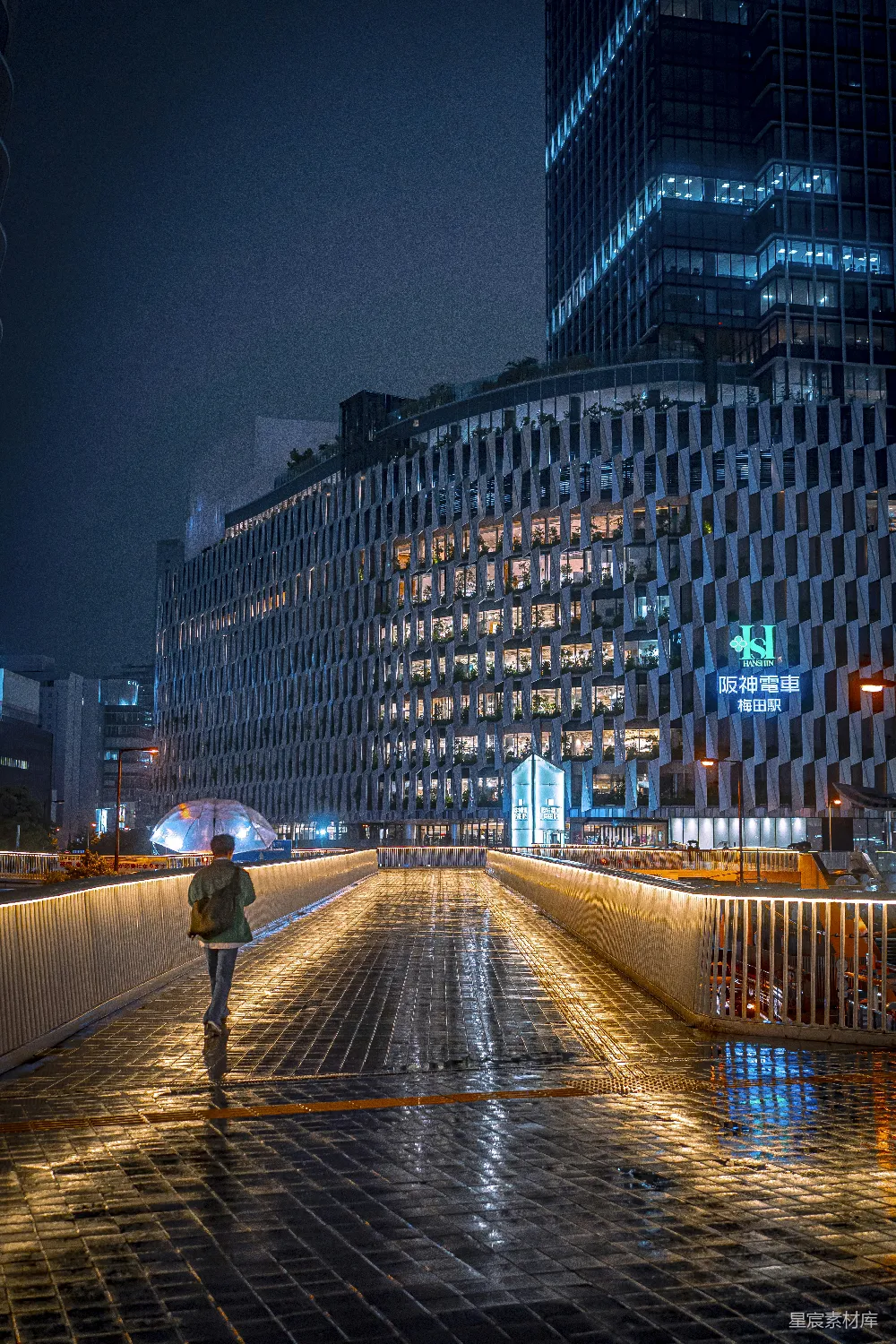 高清摄影 一个男人在夜晚走在桥上