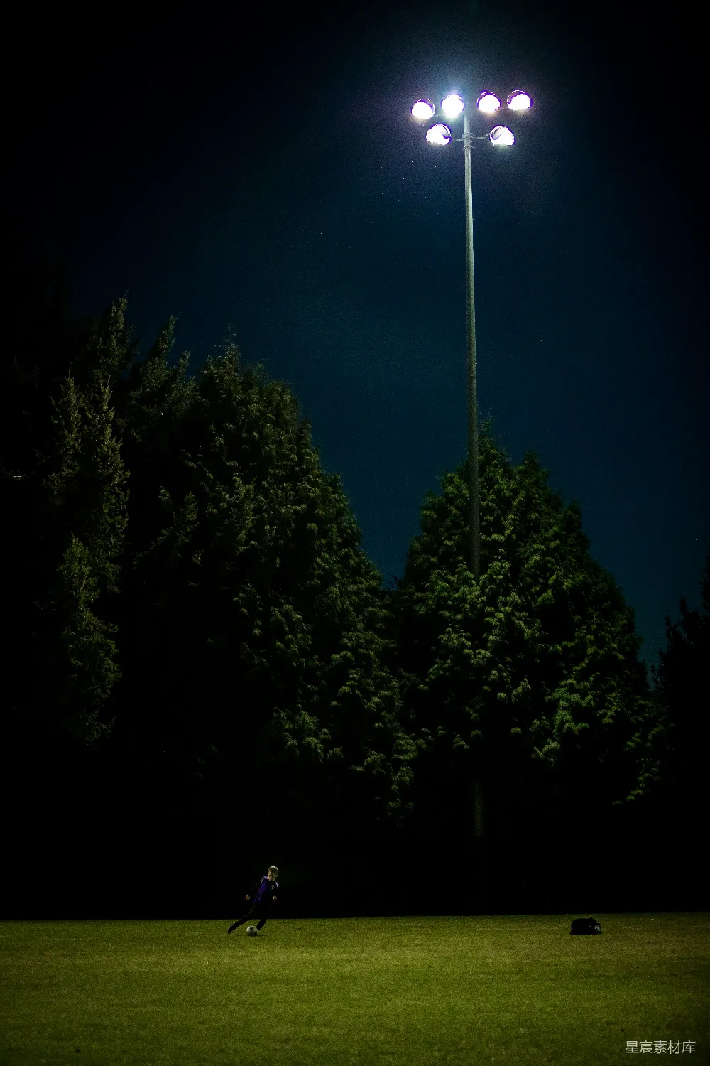 高清摄影 夜间男子在踢足球