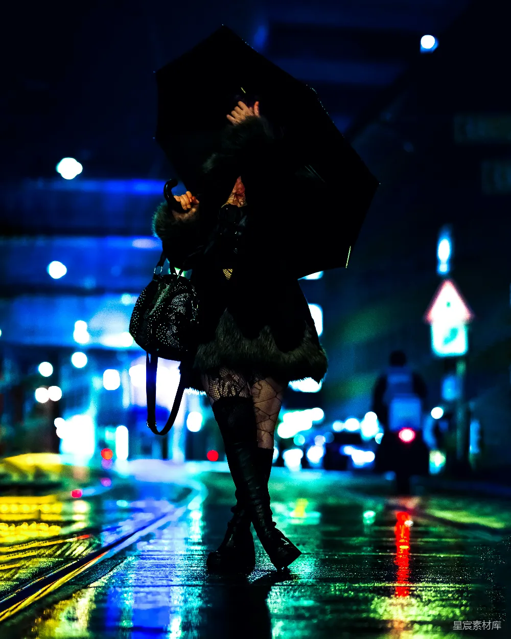 高清摄影 雨夜城市中撑伞的女人