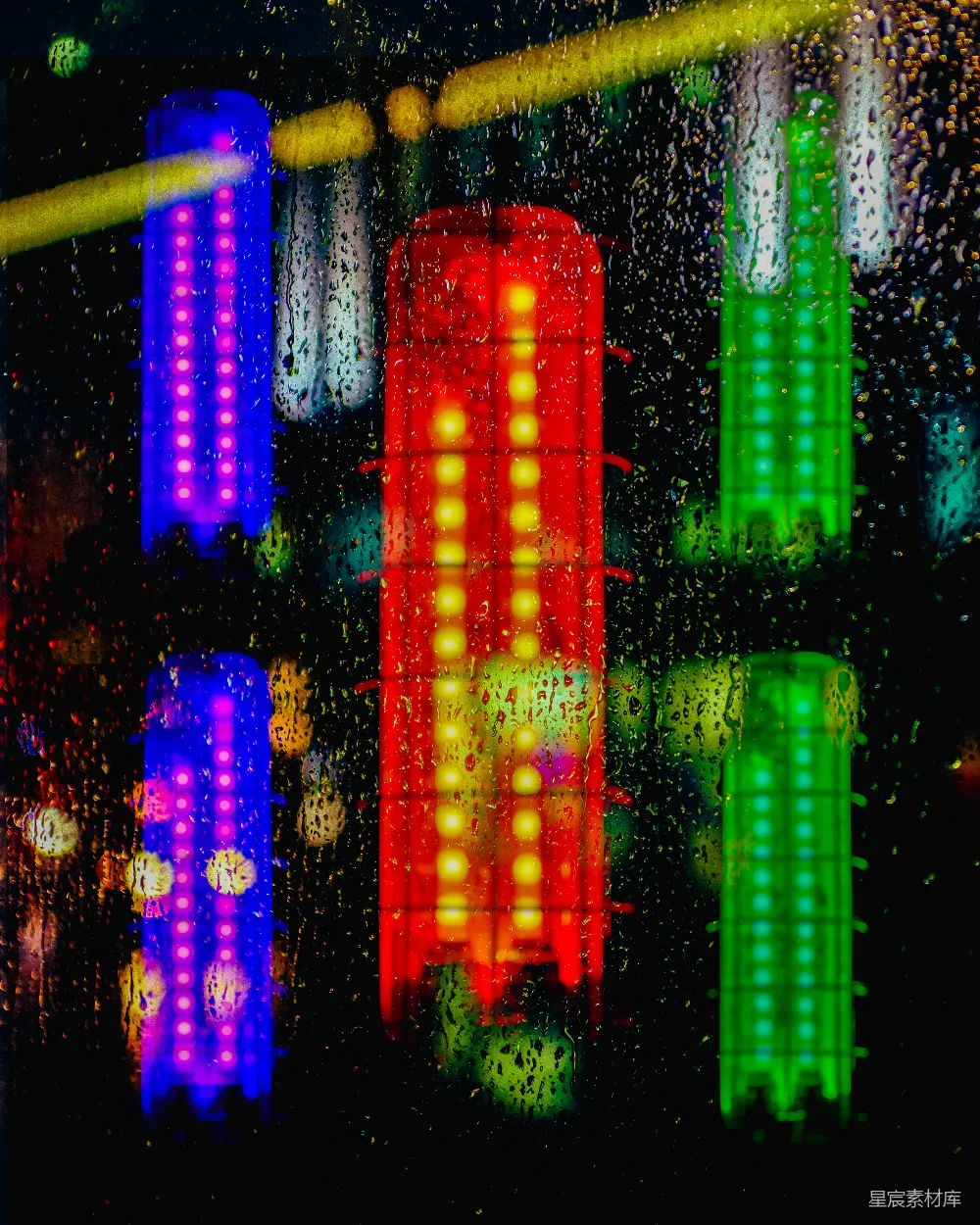 高清摄影 透过雨窗看到五彩斑斓的灯笼 Glowingly colored lanterns visible through the rain-soaked window