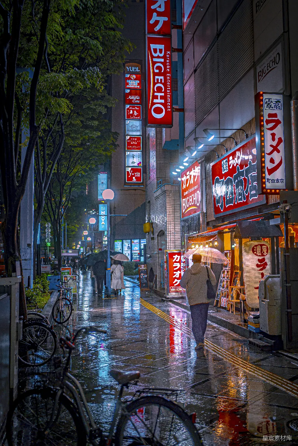 高清摄影 街上一个人拿着雨伞走着